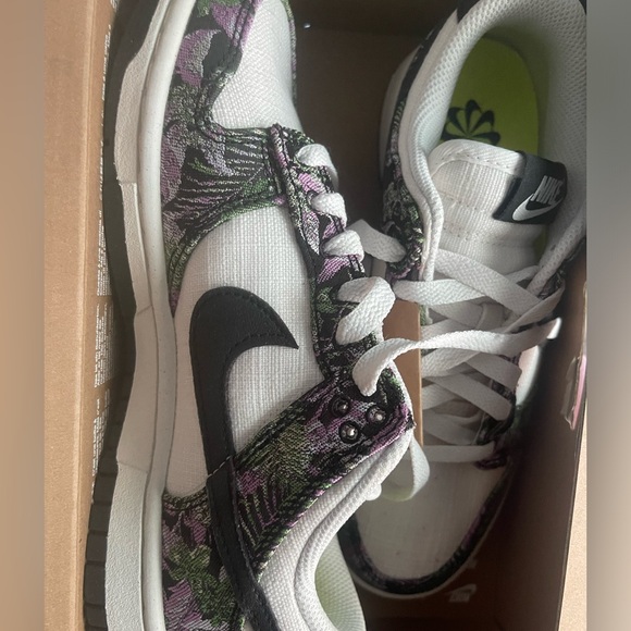 Nike Woman’s Dunk Low Size 7 - Picture 1 of 12